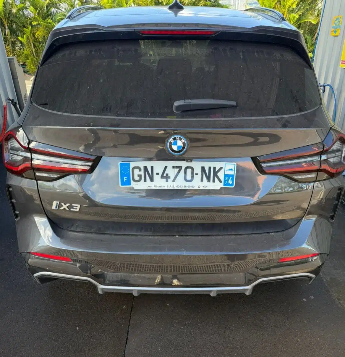 voiture avant Véhicule avant nettoyage complet à domicile à La Réunion, intérieur sale et carrosserie terne