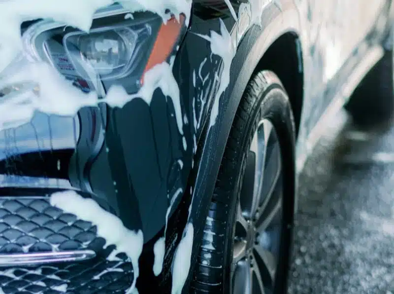 Lavage extérieur et traitement des jantes d’un véhicule premium à la Réunion avec Clean’O’Max.