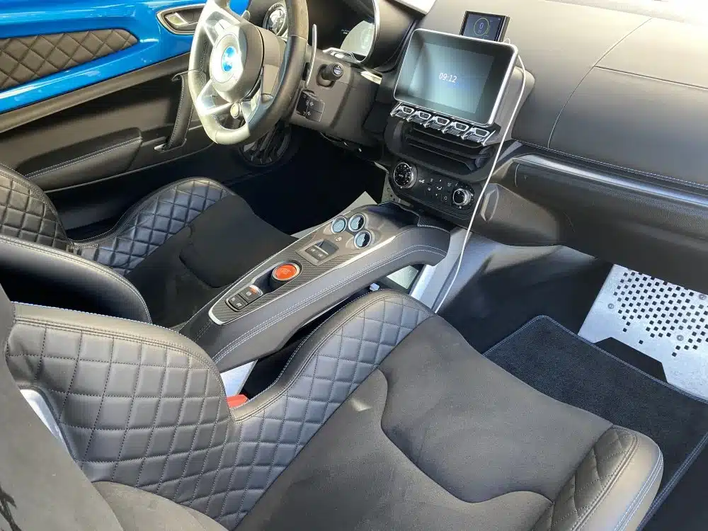 Résultat final après un lavage auto professionnel à domicile finition cuir brillance signée Clean’O’Max