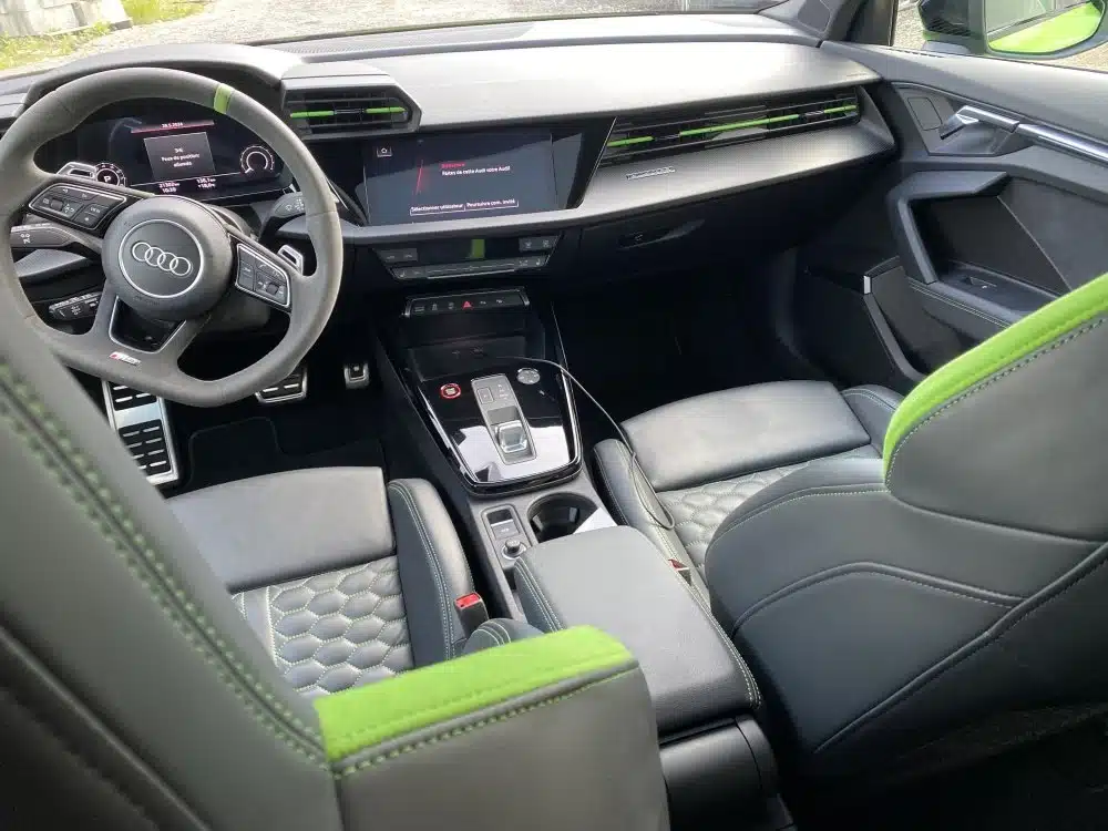 Finition brillante après un lavage auto professionnel sur l’île de la Réunion.